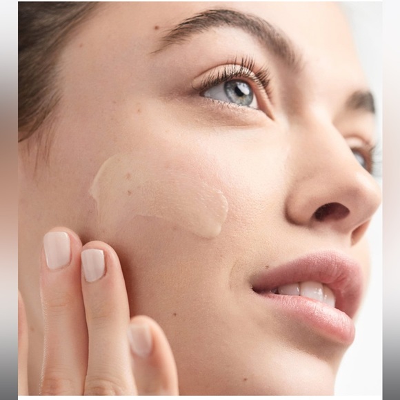 SPECIAL EDITION CLINIQUE DRAMATICALLY DIFFERENT MOISTURIZING LOTIO… - Picture 4 of 10